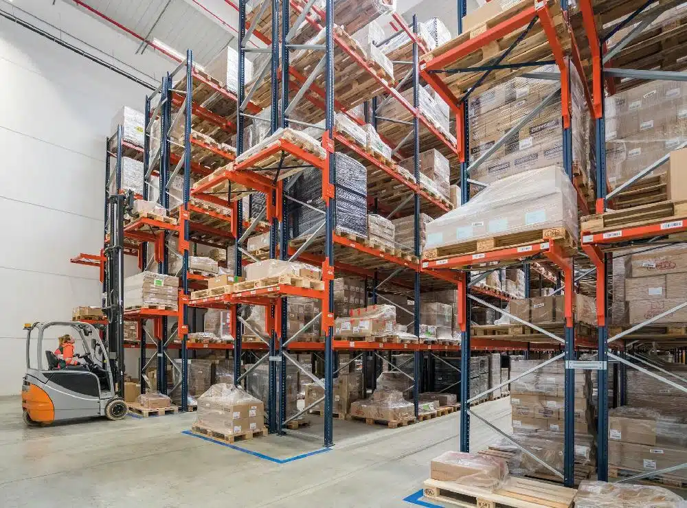 Warehouse Pallet Racking System with Forklift