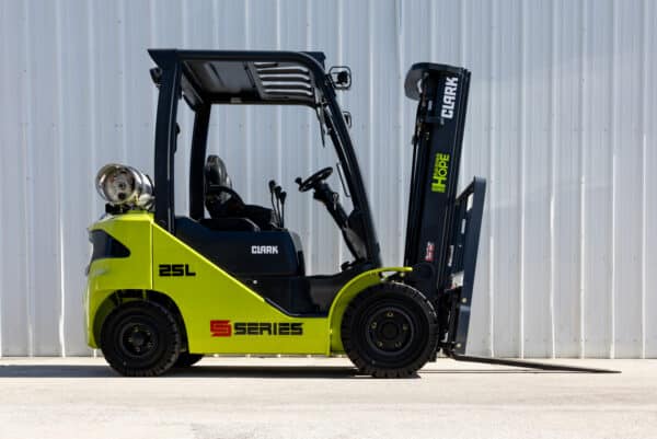 CLARK S25 IC Forklift | 5,000 LB Capacity